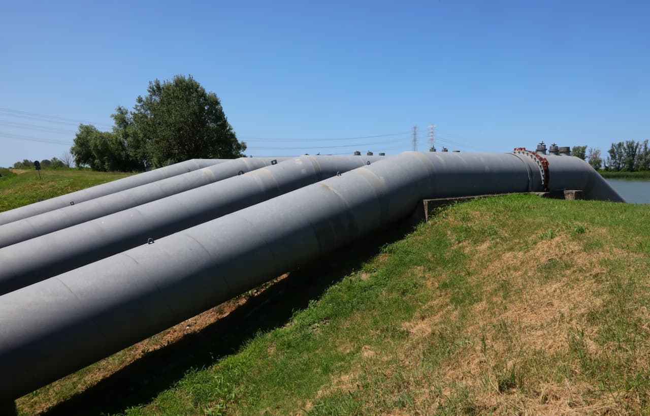 Tubería de acero al carbón vista por dentro en una industria