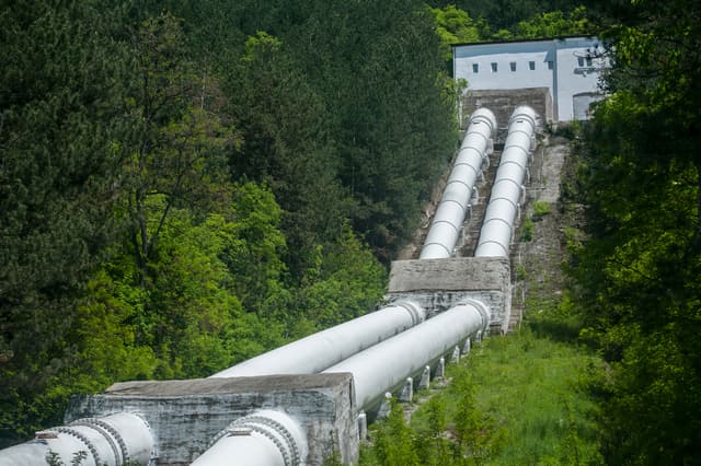 Tubería de Acero al Carbón conducciendo agua en una industria